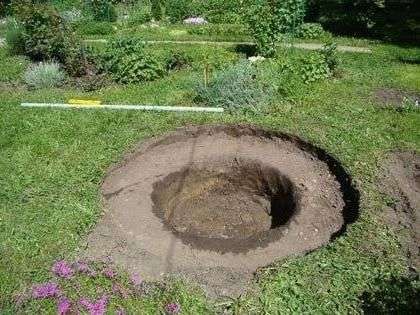 Котлован фонтана должен быть больше по ширине и глубине резервуара