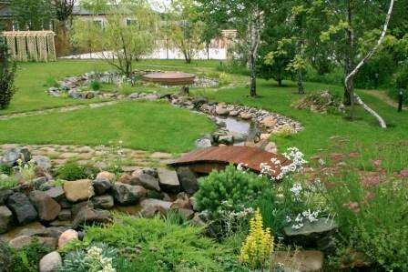 Природный камень отличается практичностью, долговечностью и отлично гармонирует с ландшафтом сада