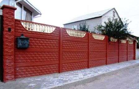 красный окрас бетонных заборов секционных