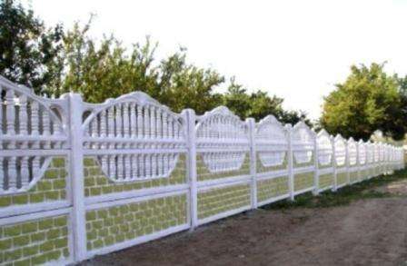 светлые тона в дизайне бетонных заборов фото