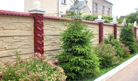 секционный забор с кирпичными столбами