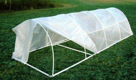 Спанбонд также достаточно популярен. Это белый нетканый материал, который легко может выдержать ветреную погоду