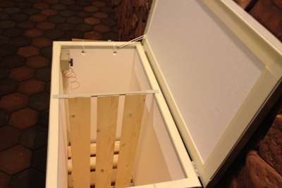 Следует рассчитать размер ящика, учитывая при этом потребности вашей семьи. Если она большая, тогда нужен контейнер побольше, а если маленькая — хватит небольшой емкости.