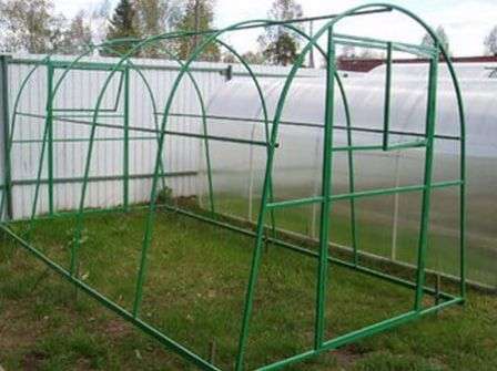 Используя любой из сказанных материалов можно соорудить хорошую, стойкую конструкцию, что послужит хорошим обеспечением земельного дела.