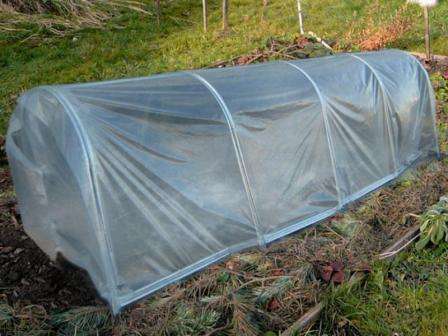 Плюсы в том, что основную нагрузку возьмёт на себя арматура, а пластиковая труба поспособствует надежности в течение длительного времени. Ещё одним вариантом может стать такой материал как ПВХ.