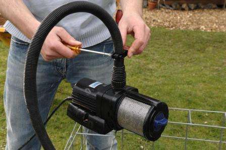 На самое дно габионовой башни, в ее центр устанавливаем водяной насос и подключаем его