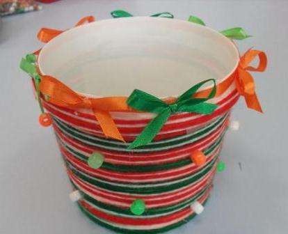 Для получения интересного сундучка для мелких вещей, семян, можно обезжирить пластиковое ведерко, нанести слой клея ПВА и обмотать толстой веревкой любой расцветки.