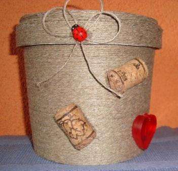 Для получения интересного сундучка для мелких вещей, семян, можно обезжирить пластиковое ведерко, нанести слой клея ПВА и обмотать толстой веревкой любой расцветки.