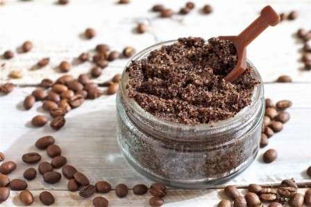 Измельченные кофейные зерна служат для рассады дополнительным источником питания. 