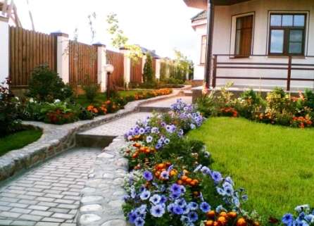 Тема этой статьи - цветники и клумбы своими руками на даче. Фото и схемы, представленные ниже, помогут вам создать райский уголок на вашем участке.