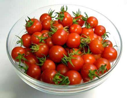 Плоды. Помидоры имеют округлую немного приплюснутую форму и ярко красную окраску. Средний вес одного до 280 грамм,