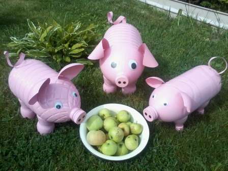 Пластик. Из пластиковых бутылок часто изготавливают причудливые кормушки для птиц, чтобы привлечь их на свою дачу. Также подойдет и обычное полено, если частично удалить внутреннюю часть и выдолбить подходящее отверстие.