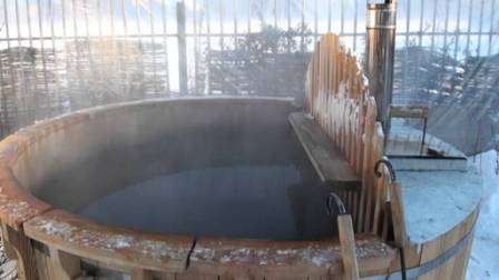 Максимальная температура в такой бане составляет не более +50 градусов. В горячую воду при посещении, часто добавляют различные благовония и ароматические масла.