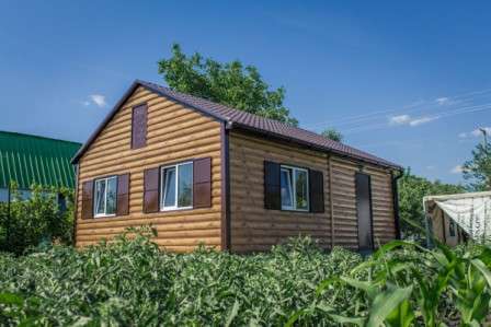 При выборе более просторного дома, имеющего небольшую веранду и отделанный материалом, имитирующим брус, необходимо заплатить не менее 270,0 тысяч рублей.