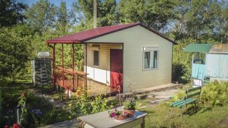 Если грунтовые воды находятся близко к поверхности, или наблюдается повышенная сыпучесть почвы, то не следует сооружать столбчатый фундамент. Наиболее оптимальным выбором будет установка ленточного аналога. На подобном основании удобно размещать и строения из легкобетонных блоков.