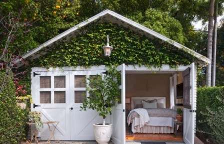 После этого, делается песчаная подушка и плотно утрамбовывается. На нее засыпается керамзитовый утеплитель на высоту фундамента. Ориентировочно, под домик такого размера, понадобится 4,8 кубометра.