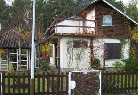 В зависимости от личностных предпочтений, финансовых возможностей, требований проекта и условий доставки конструкции до участка, для строительства выбирают различные материалы.