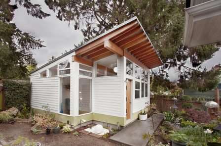 Домики в два этажа, приравненные к полноценному загородному дому. В таком доме, можно жить в течение лета всей семьей. Если членов семьи более трех человек, то дом должен быть, достаточно вместительным.